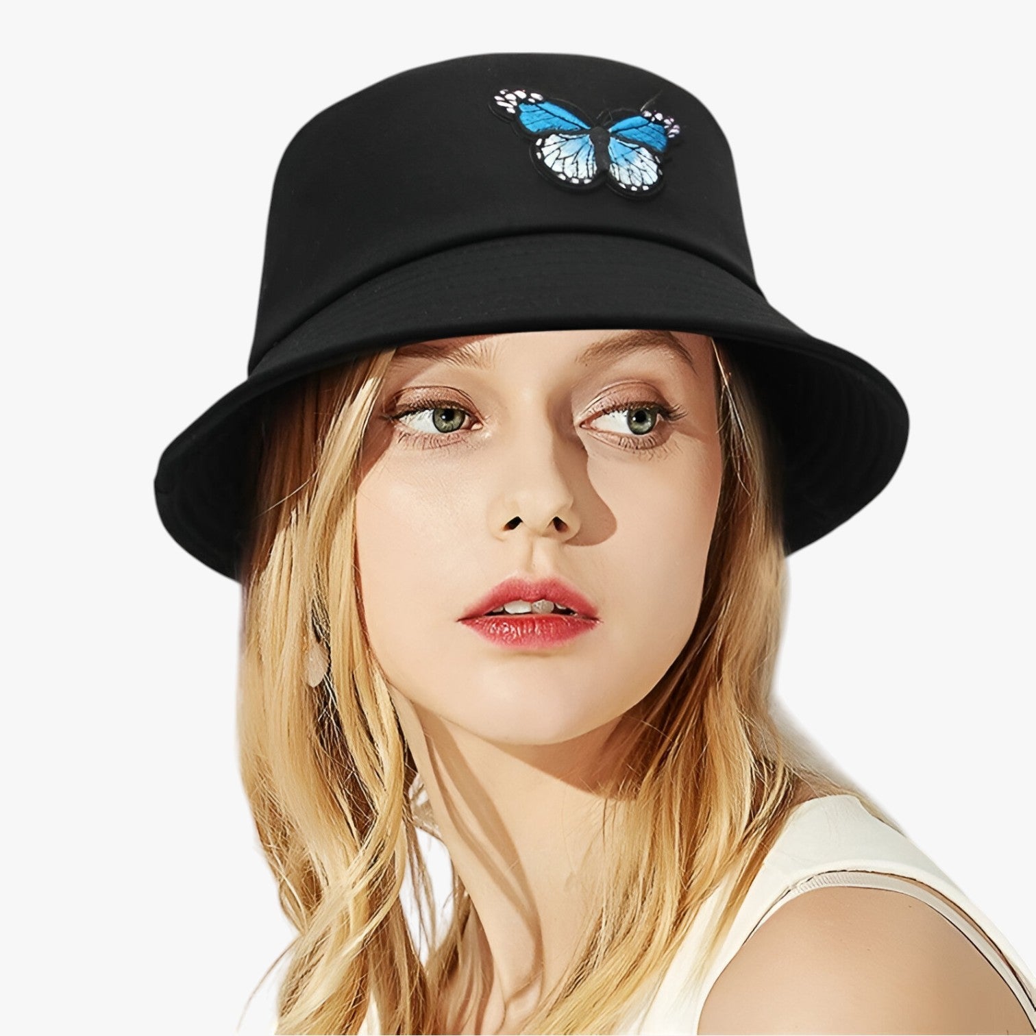 Brenda | Stilfuld solbeskyttelse med sommerfugleaccent – til aktive piger - - women's fashion - {{ product_tags }