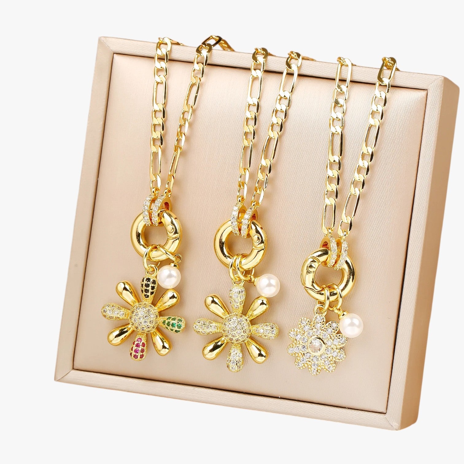Sunny | Halskæde med safirblomst og glitrende zirkoner - - Sunny | Halskæde med safirblomst og glitrende zirkoner - €25 - {{ product_tags }