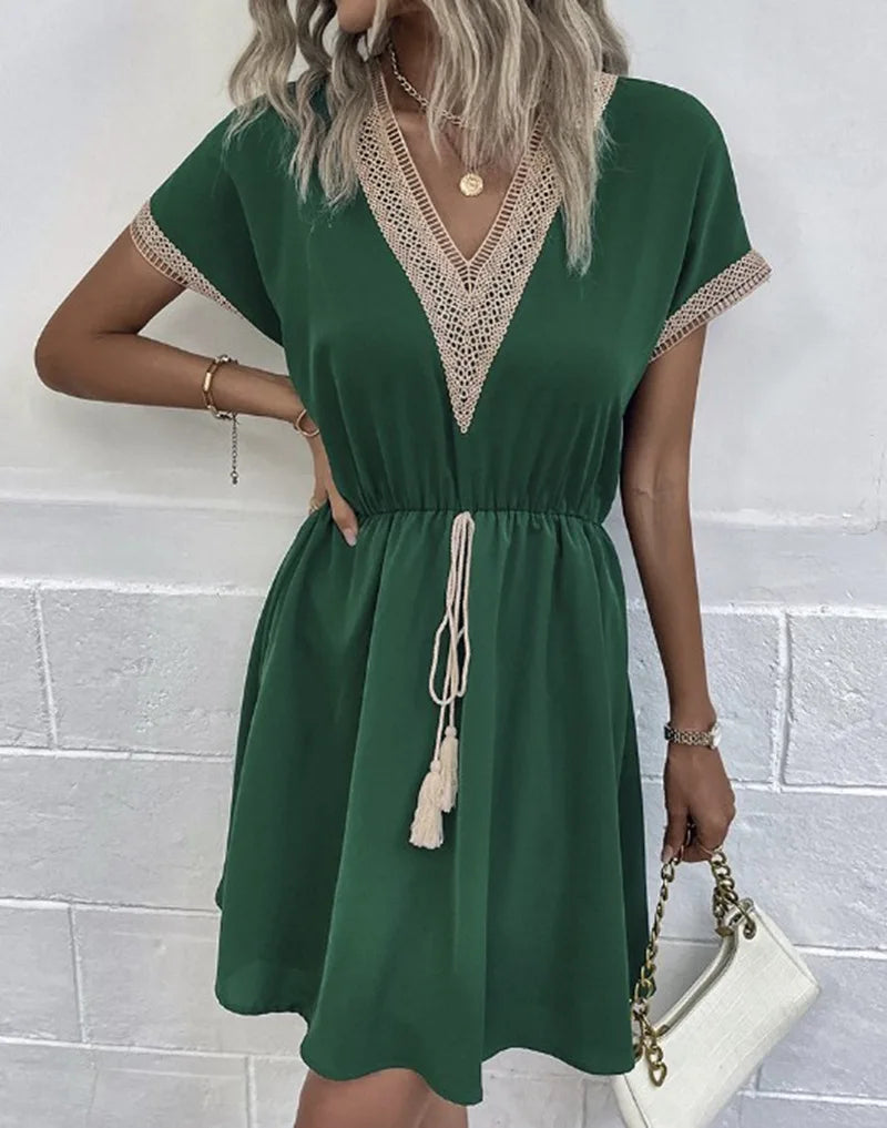 Josephine - Chic Boho-kjole med V-hals og flatterende bindebånd i taljen