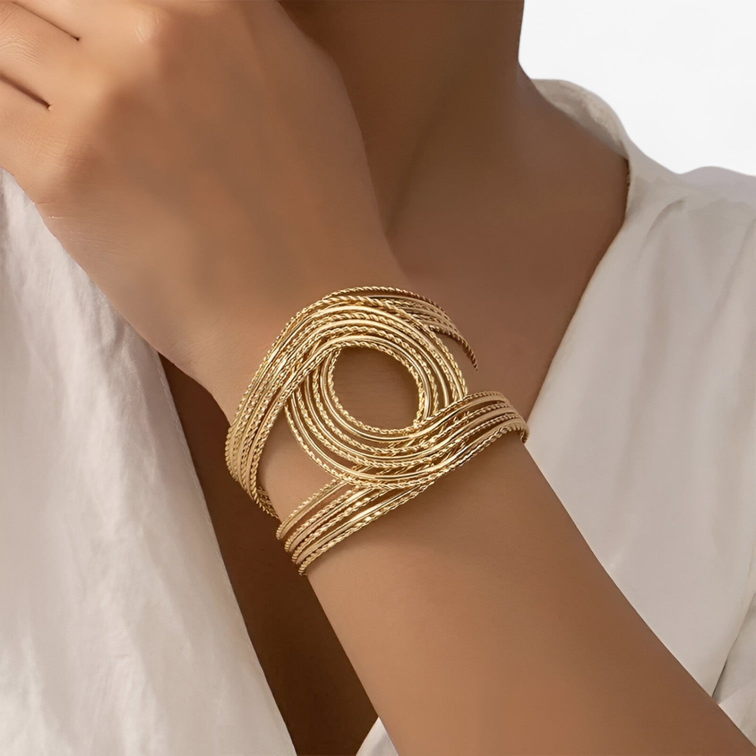 Adia | Dobbelt C Indgraveret Metal Bøjlearmbånd – Trendy Armbånd til Kvinder - - women's fashion - {{ product_tags }