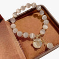 Alora | Pulsera de perlas de ópalo con charm de gato de la suerte, regalo elegante ajustable