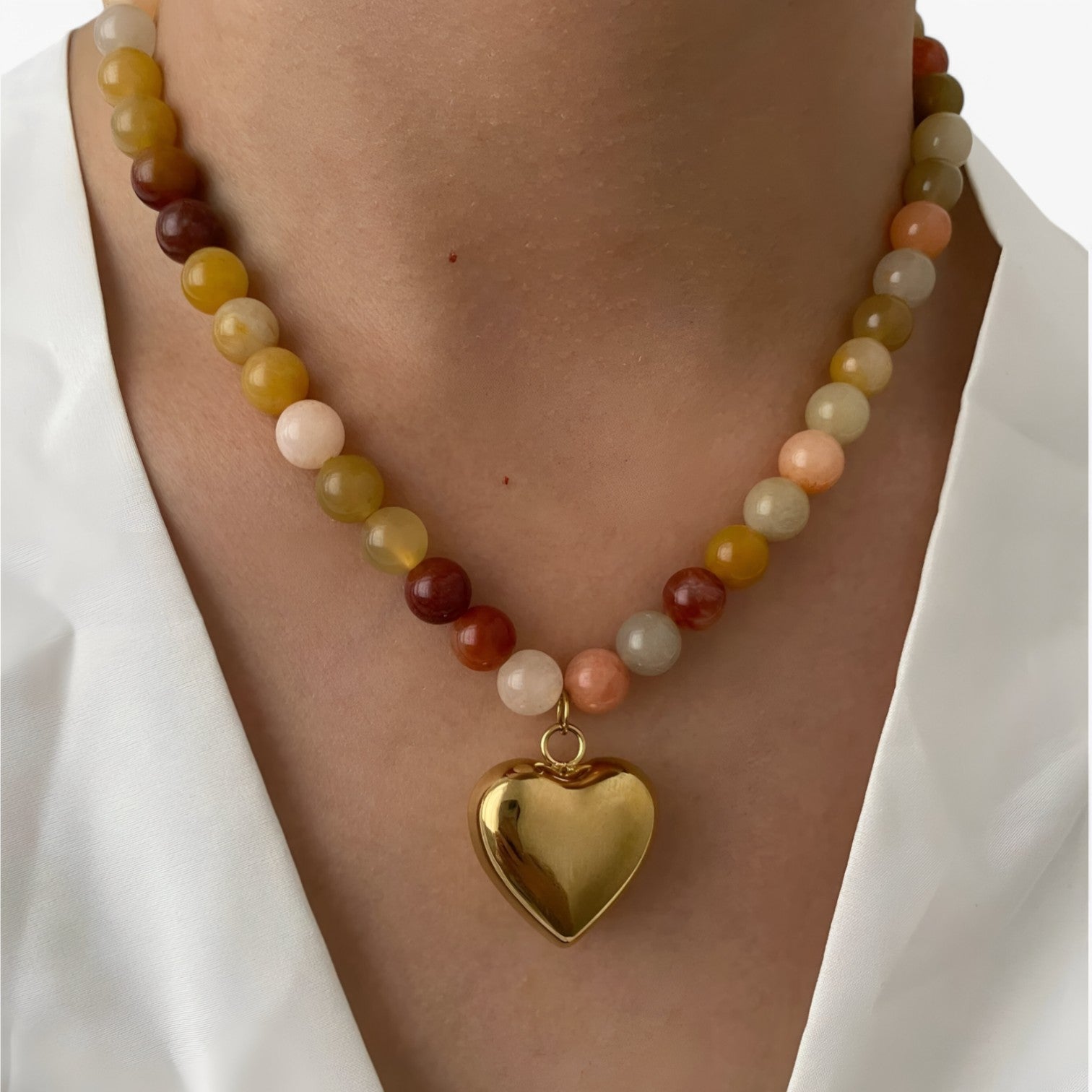Peri | Farverig vandtæt perlekæde med gyldent hjerte - - women's fashion - {{ product_tags }