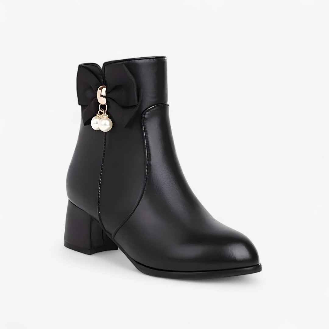 Isabelle | Ankelstøvler med sløjfe og hæl til store størrelser - Sort - Isabelle | Ankelstøvler med sløjfe og hæl til store størrelser - €25 - {{ product_tags }