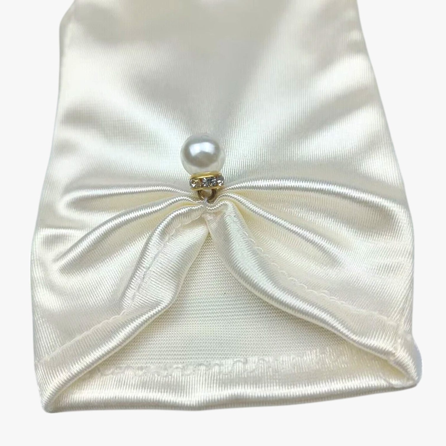 Leila | Elegante satinhandsker med perler, perfekte til ceremonier og særlige lejligheder - - Leila | Elegante satinhandsker med perler, perfekte til ceremonier og særlige lejligheder - €25 - {{ product_tags }