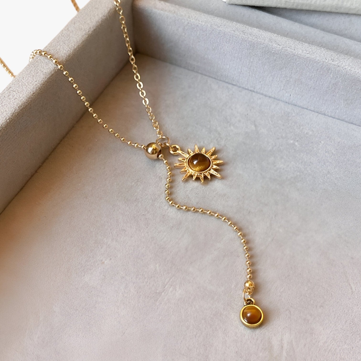 Reese | Zonneblomst Tigereye Halskæde Luksus Efterår/Vinter Accessorie 2025 - Guldfarve - women's fashion - {{ product_tags }