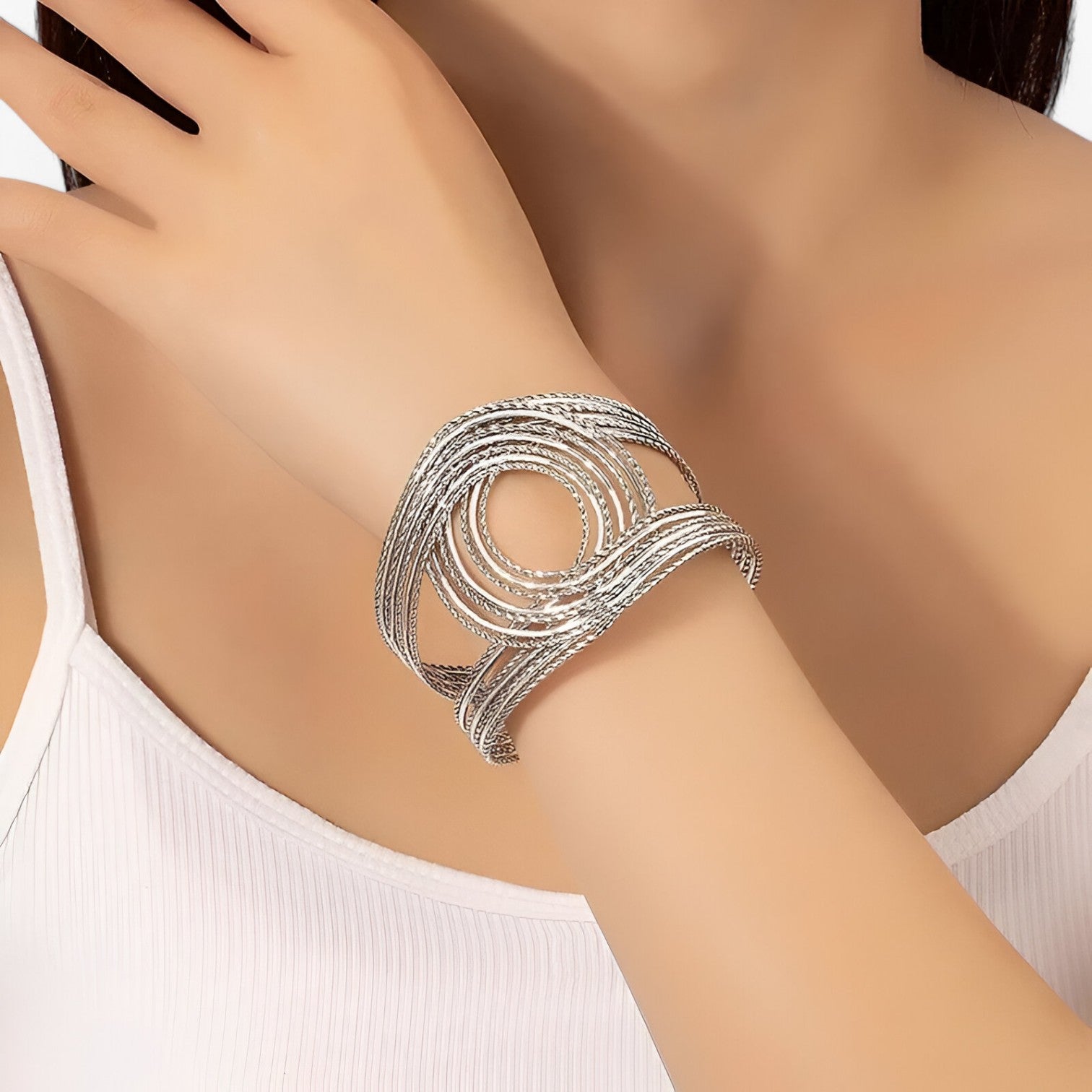 Adia | Dobbelt C Indgraveret Metal Bøjlearmbånd – Trendy Armbånd til Kvinder - - women's fashion - {{ product_tags }