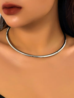 Aira | Gylden Choker Enkel - Elegante Stilmulighed for Enhver Festlook