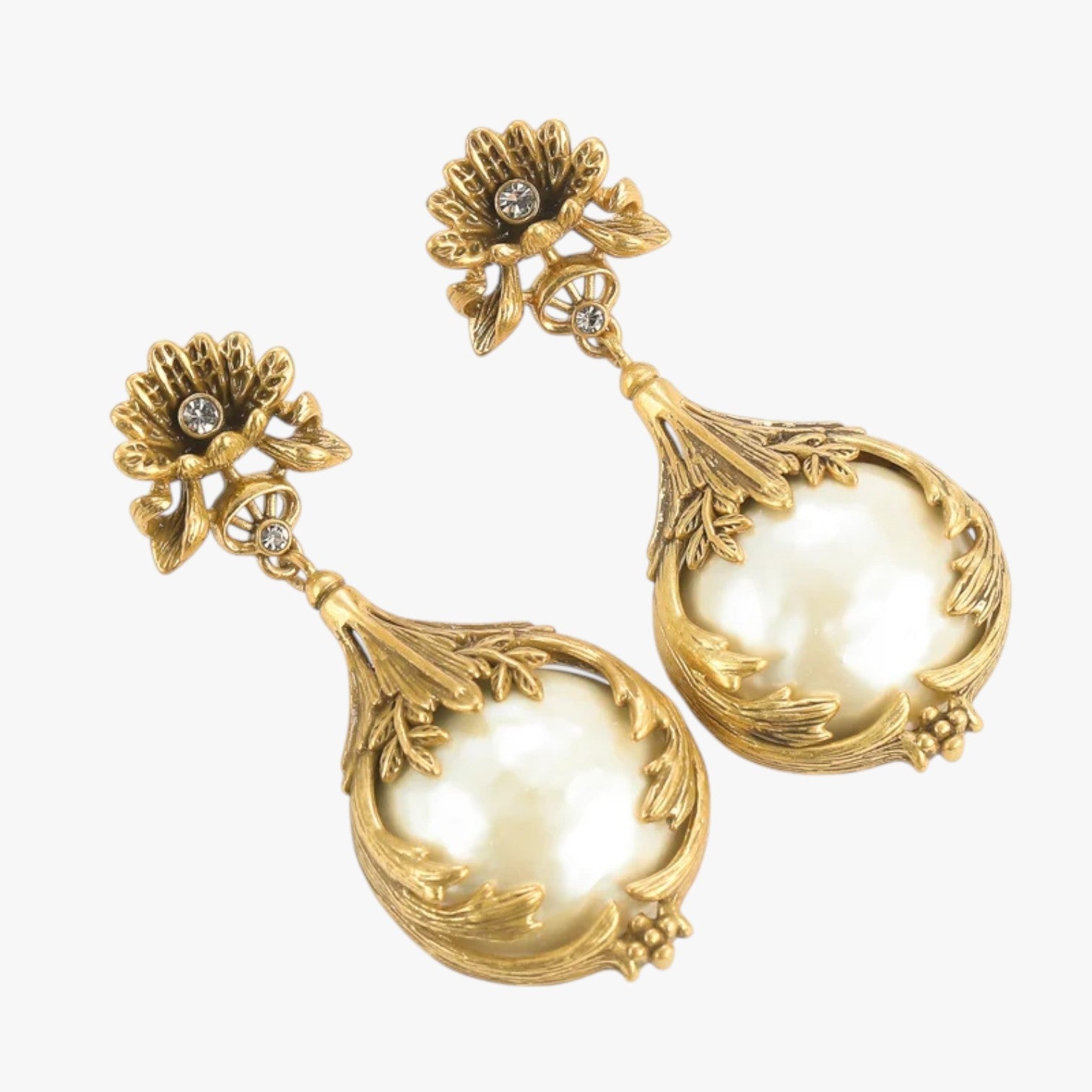 Zaria | Vintage hængeøreringe med perler, blomsterdesign, elegance i antikt guld - Guld - Zaria | Vintage hængeøreringe med perler, blomsterdesign, elegance i antikt guld - €25 - {{ product_tags }