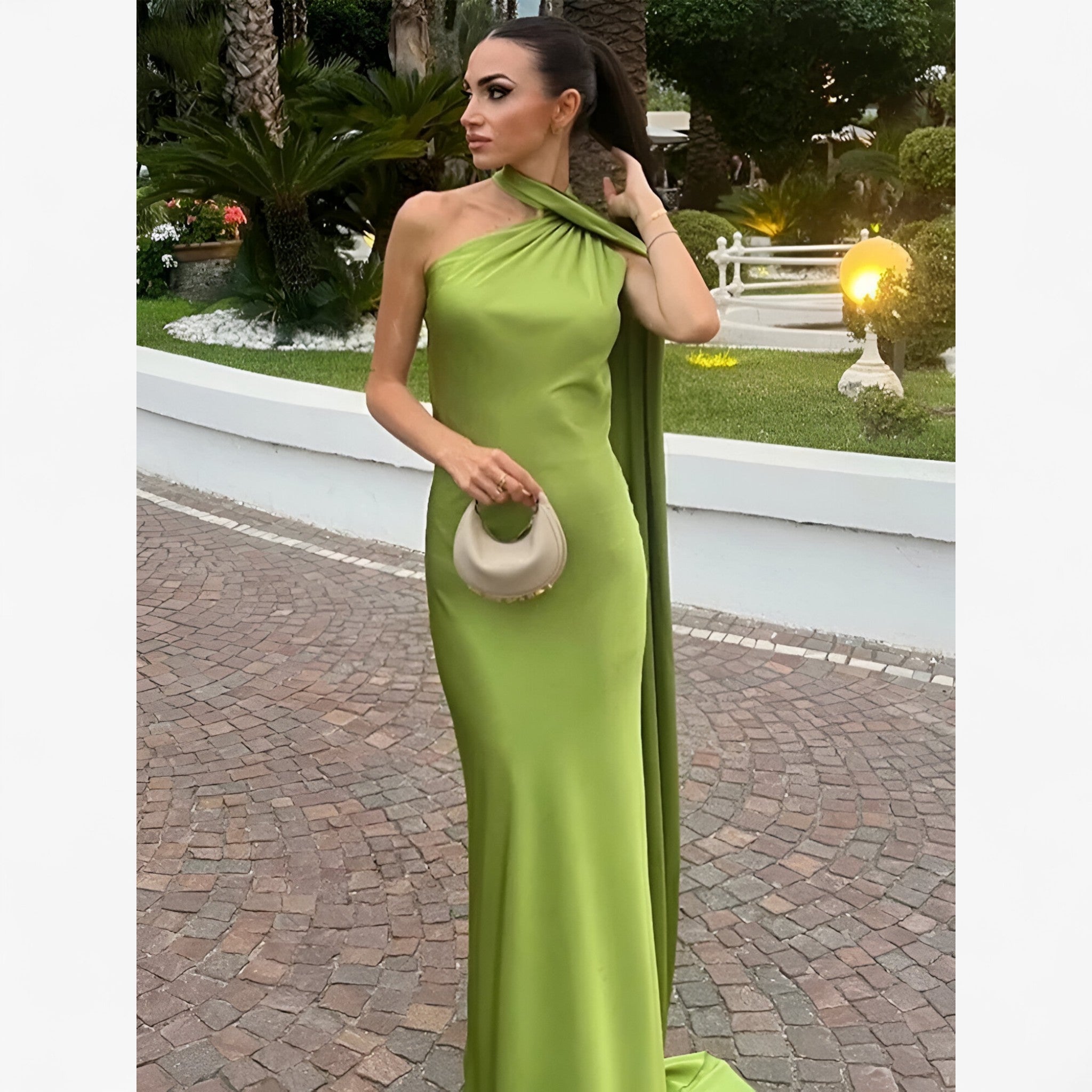 Lia – Sofistikeret Aftenkjole med Åben Ryg og Flydende Slæb - Grøn - women's fashion - {{ product_tags }