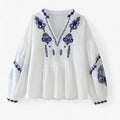 Alma | Boho-bluse med marineblåt broderimønster, løs pasform