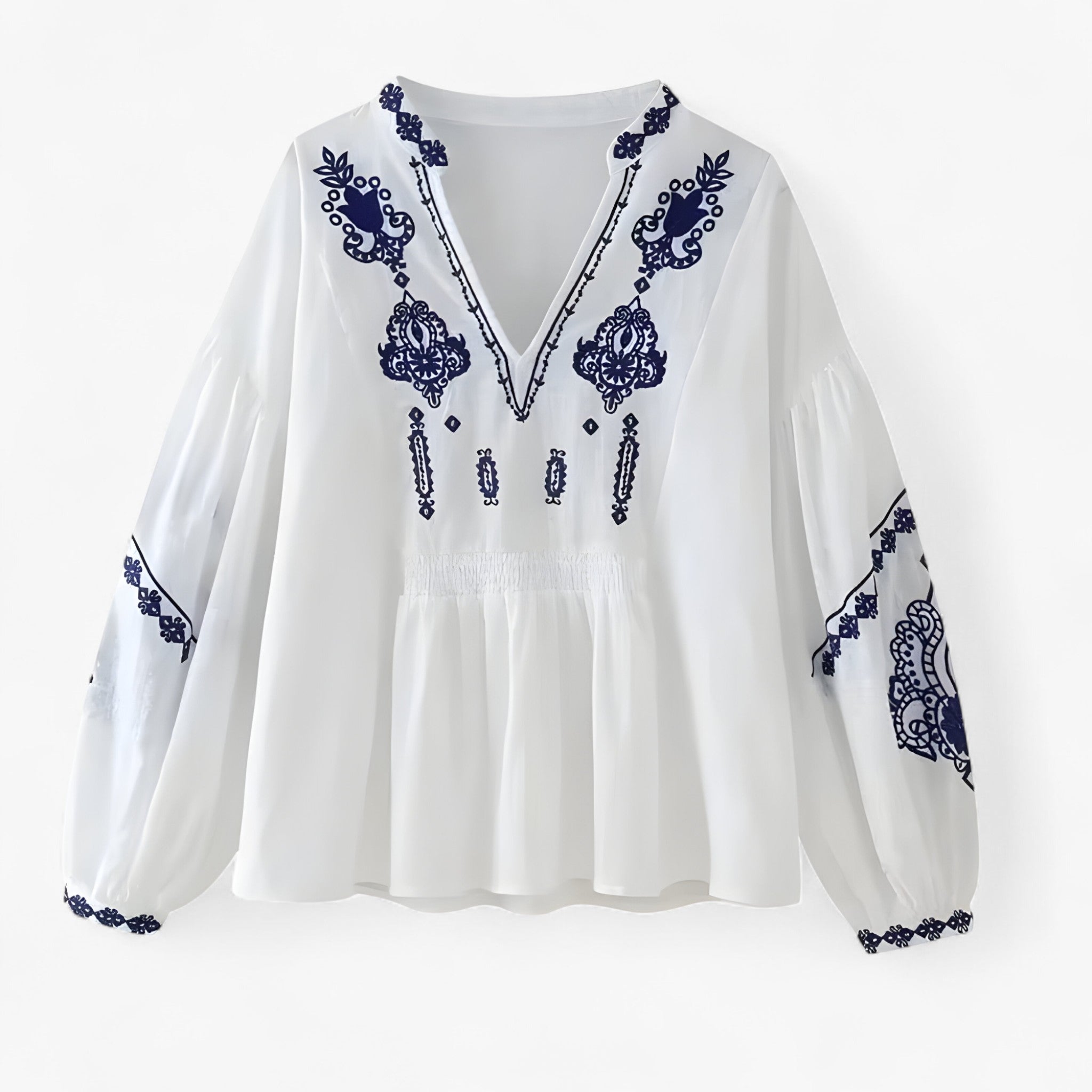 Alma | Boho-bluse med marineblåt broderimønster, løs pasform - Hvid - women's fashion - {{ product_tags }