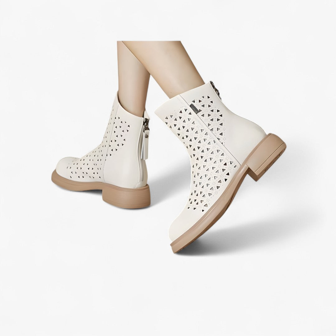Irene | Sommertrekkstøvler med perforeret platform og lynlås bagpå - - Irene | Sommertrekkstøvler med perforeret platform og lynlås bagpå - €25 - {{ product_tags }