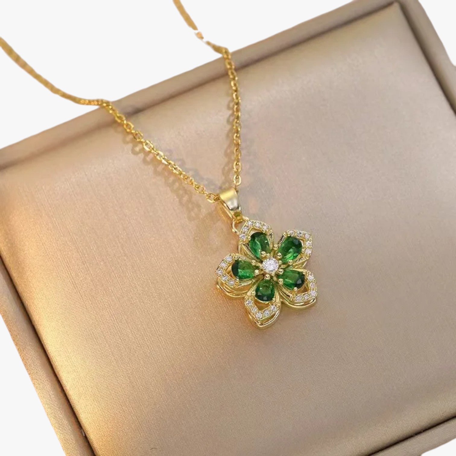 Winnie | Halskæde med guldring og roterende zirconiêmne - Grøn drejbar - women's fashion - {{ product_tags }