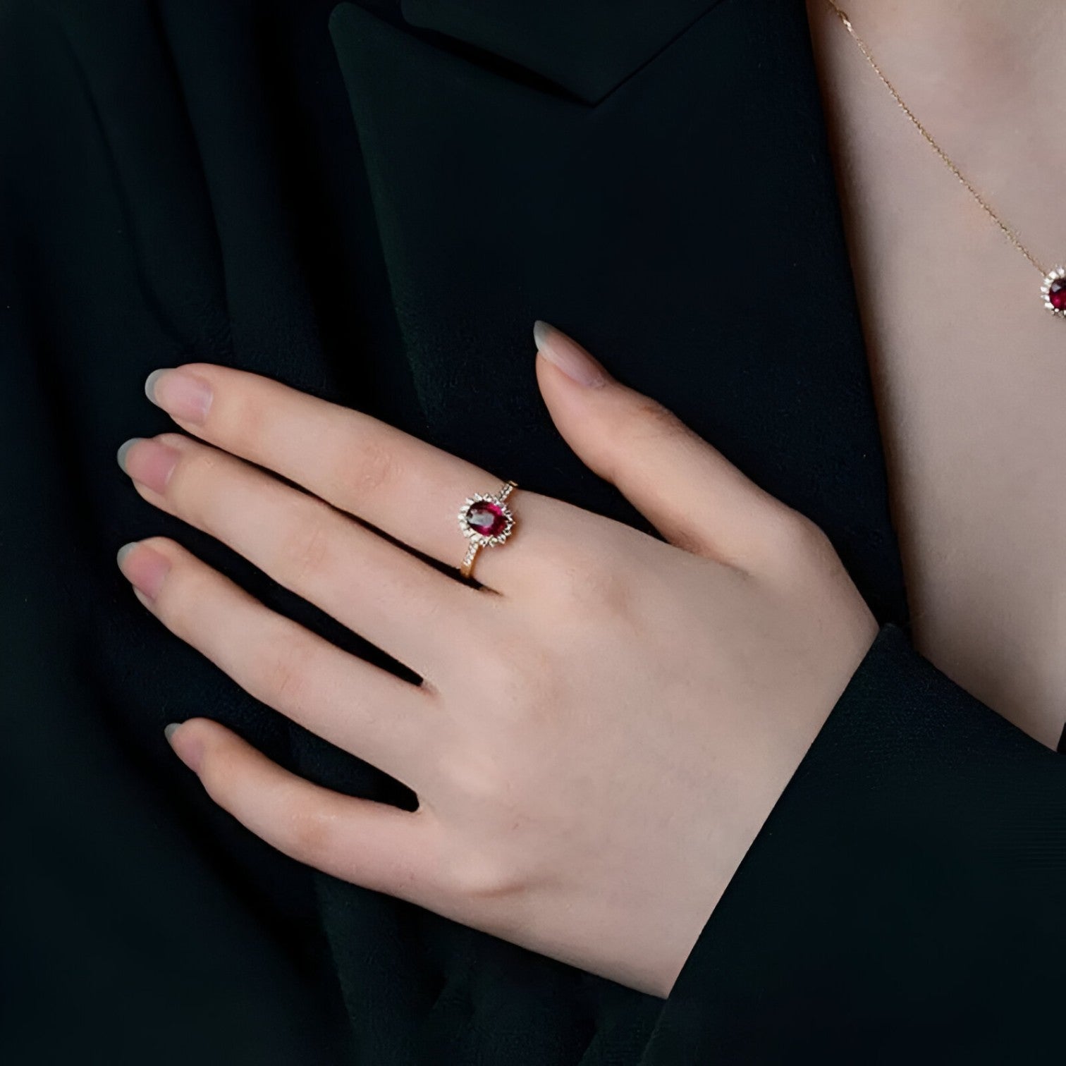 Janet | Vintage ring med kongelig flair og funklende rubinlook - - other - {{ product_tags }