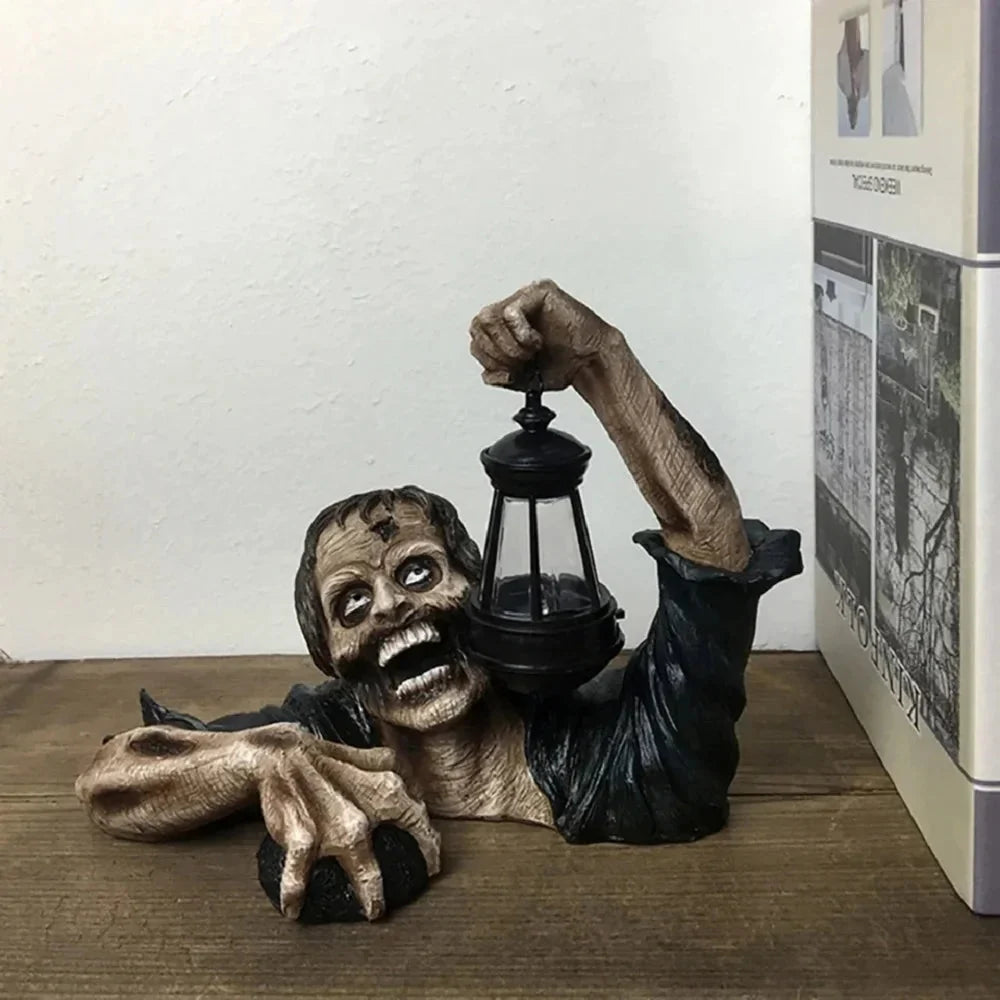 Zombie-havefigur med Lanterne - Harpiks Halloween-dekoration