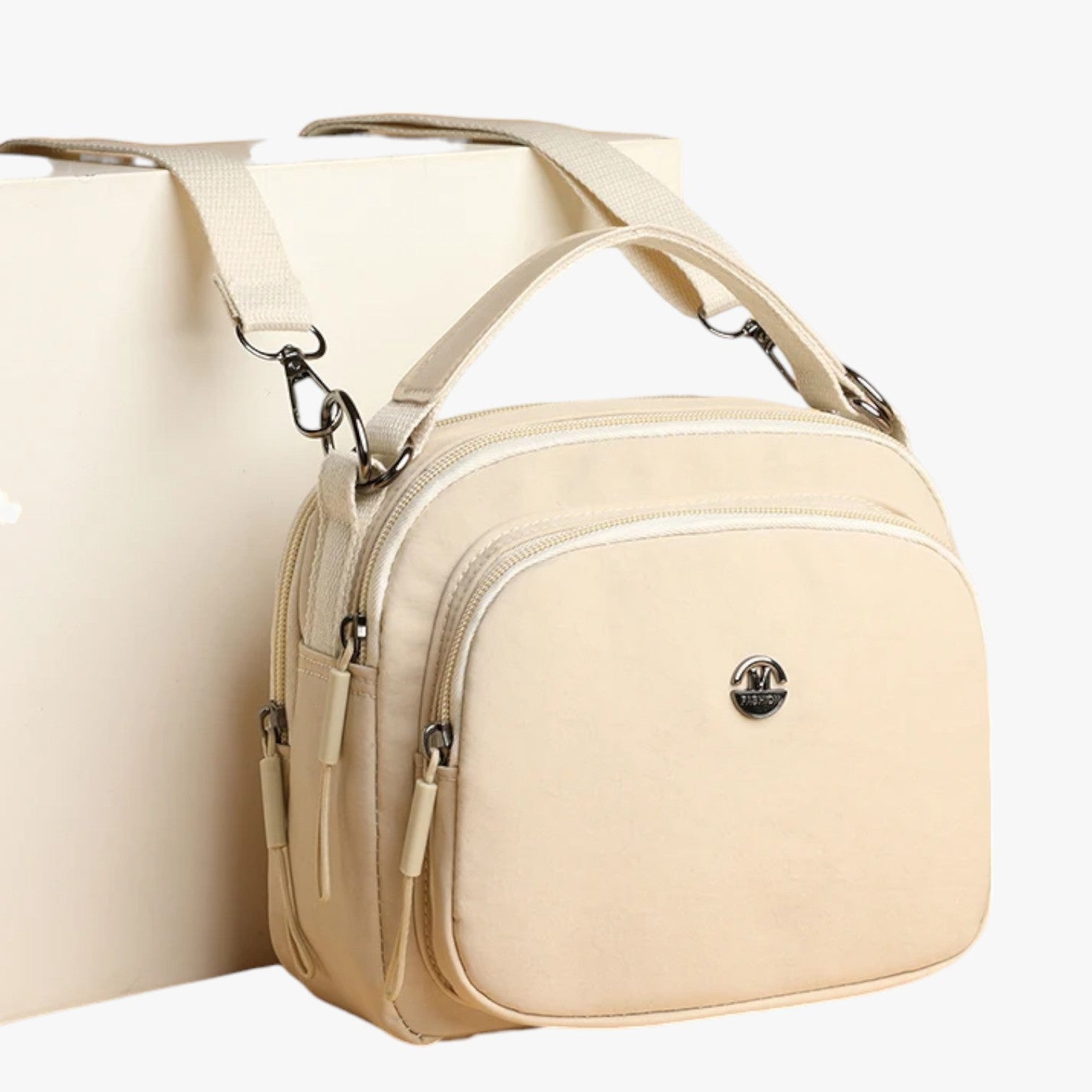 Claire | Letvægt, holdbar og kompakt nylon skuldertaske - - Claire | Letvægt, holdbar og kompakt nylon skuldertaske - €25 - {{ product_tags }