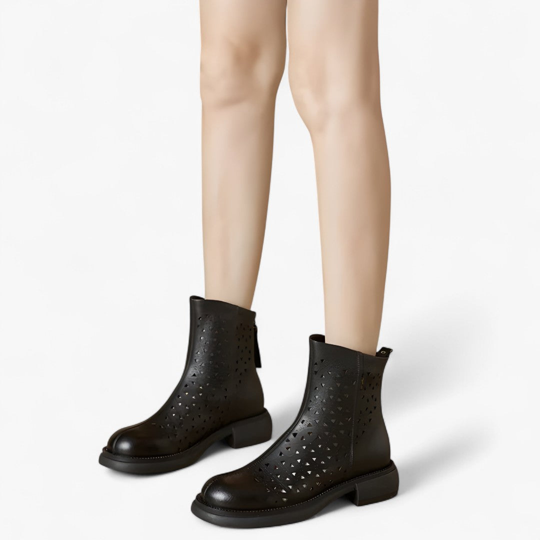 Irene | Sommertrekkstøvler med perforeret platform og lynlås bagpå - - Irene | Sommertrekkstøvler med perforeret platform og lynlås bagpå - €25 - {{ product_tags }
