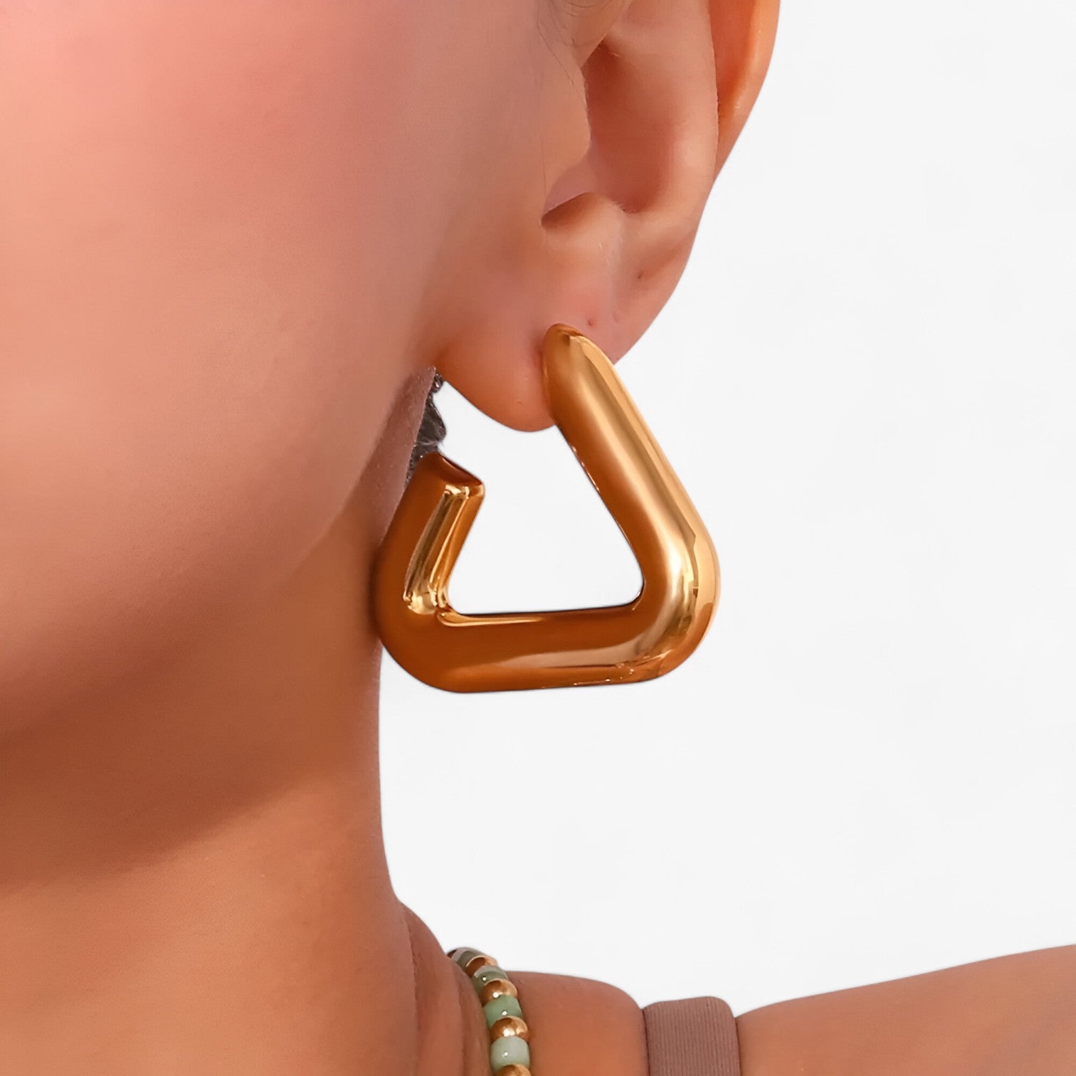 Alana | Geometriske Guld Trekant Øreringe – Stilfulde og bæredygtige - - women's fashion - {{ product_tags }