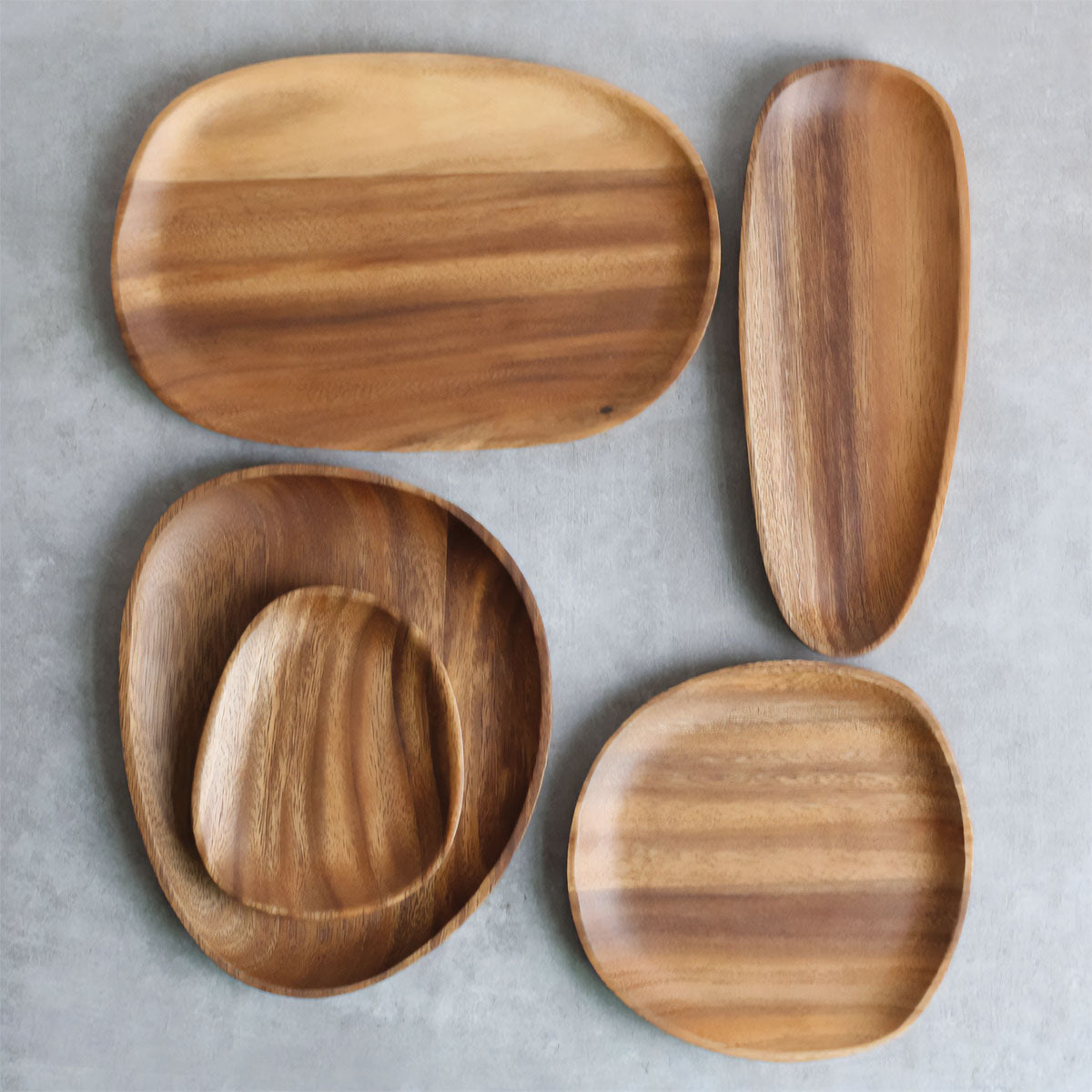Elegant borde i valnød og akacie | Premium træservice til underholdningsstil - Akacie - Elegant borde i valnød og akacie | Premium træservice til underholdningsstil- €25 - {{ product_tags }