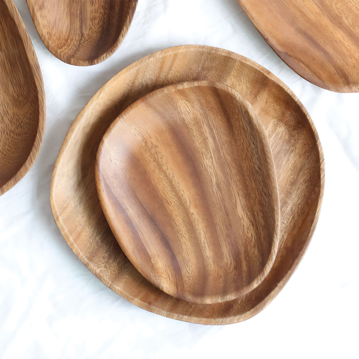 Elegant borde i valnød og akacie | Premium træservice til underholdningsstil - - Elegant borde i valnød og akacie | Premium træservice til underholdningsstil- €25 - {{ product_tags }