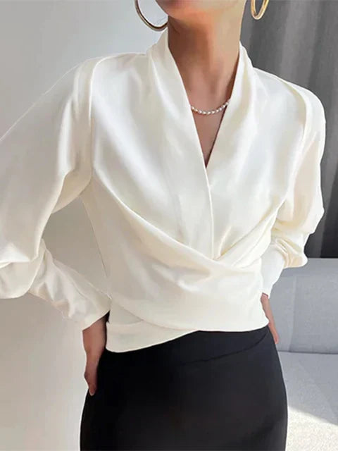 Bluse med draperet V-hals - Elegant og moderne stil
