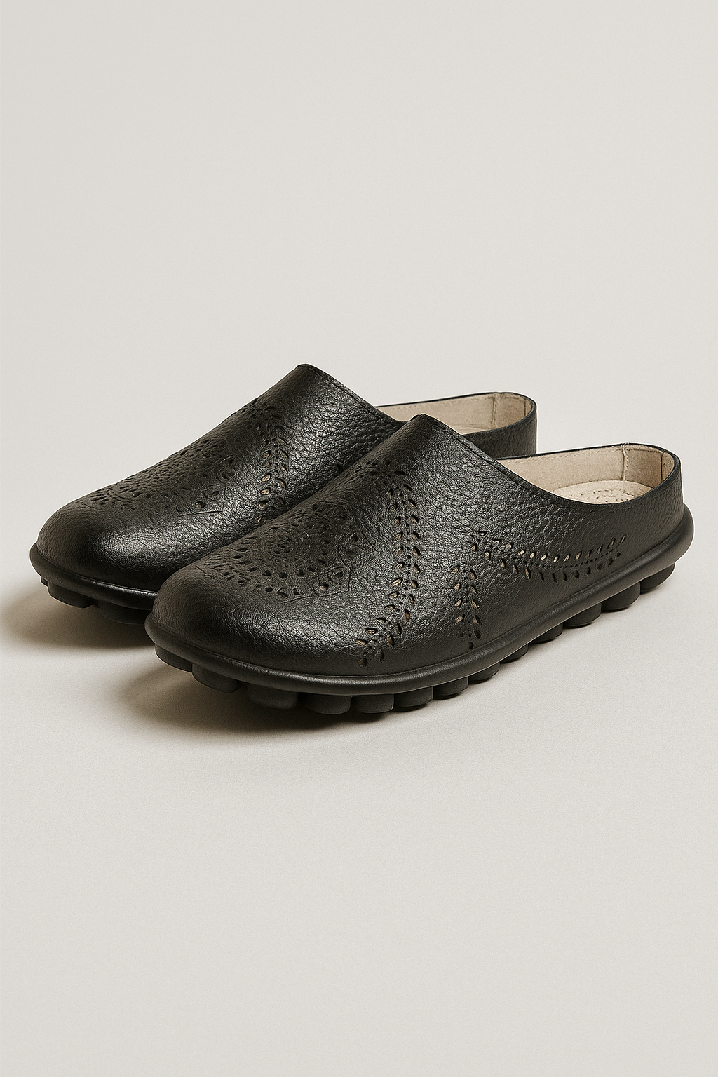 Lina | Bekvemme dameslipper med mandala-hullermønster og fleksål - Sort - Lina | Bekvemme dameslipper med mandala-hullermønster og fleksål - €25 - {{ product_tags }