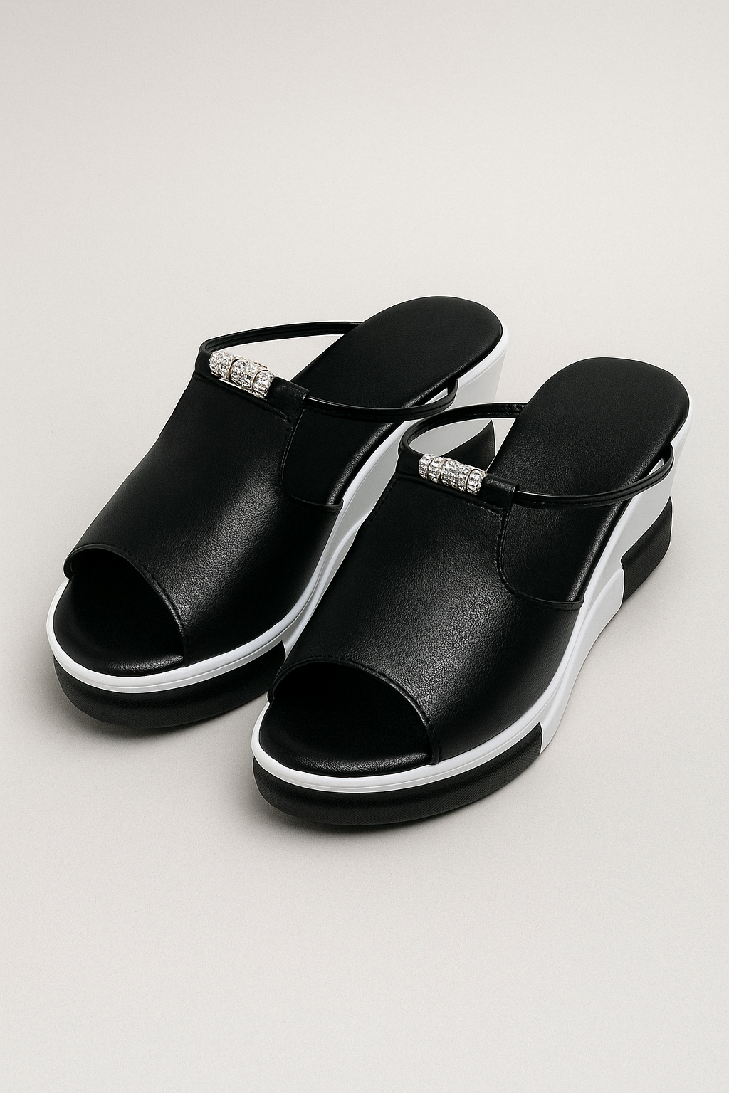 Arianna | Elegant sorte kilehæle med smykkeanordning og tofarvet sål - Sort - Arianna | Elegant sorte kilehæle med smykkeanordning og tofarvet sål - €25 - {{ product_tags }