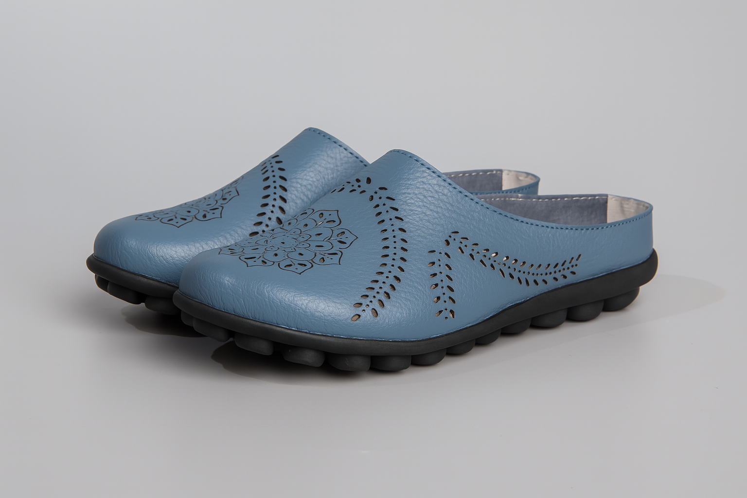 Lina | Bekvemme dameslipper med mandala-hullermønster og fleksål - Blå - Lina | Bekvemme dameslipper med mandala-hullermønster og fleksål - €25 - {{ product_tags }