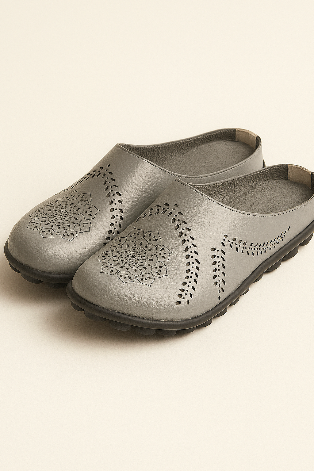 Lina | Bekvemme dameslipper med mandala-hullermønster og fleksål - Grå - Lina | Bekvemme dameslipper med mandala-hullermønster og fleksål - €25 - {{ product_tags }