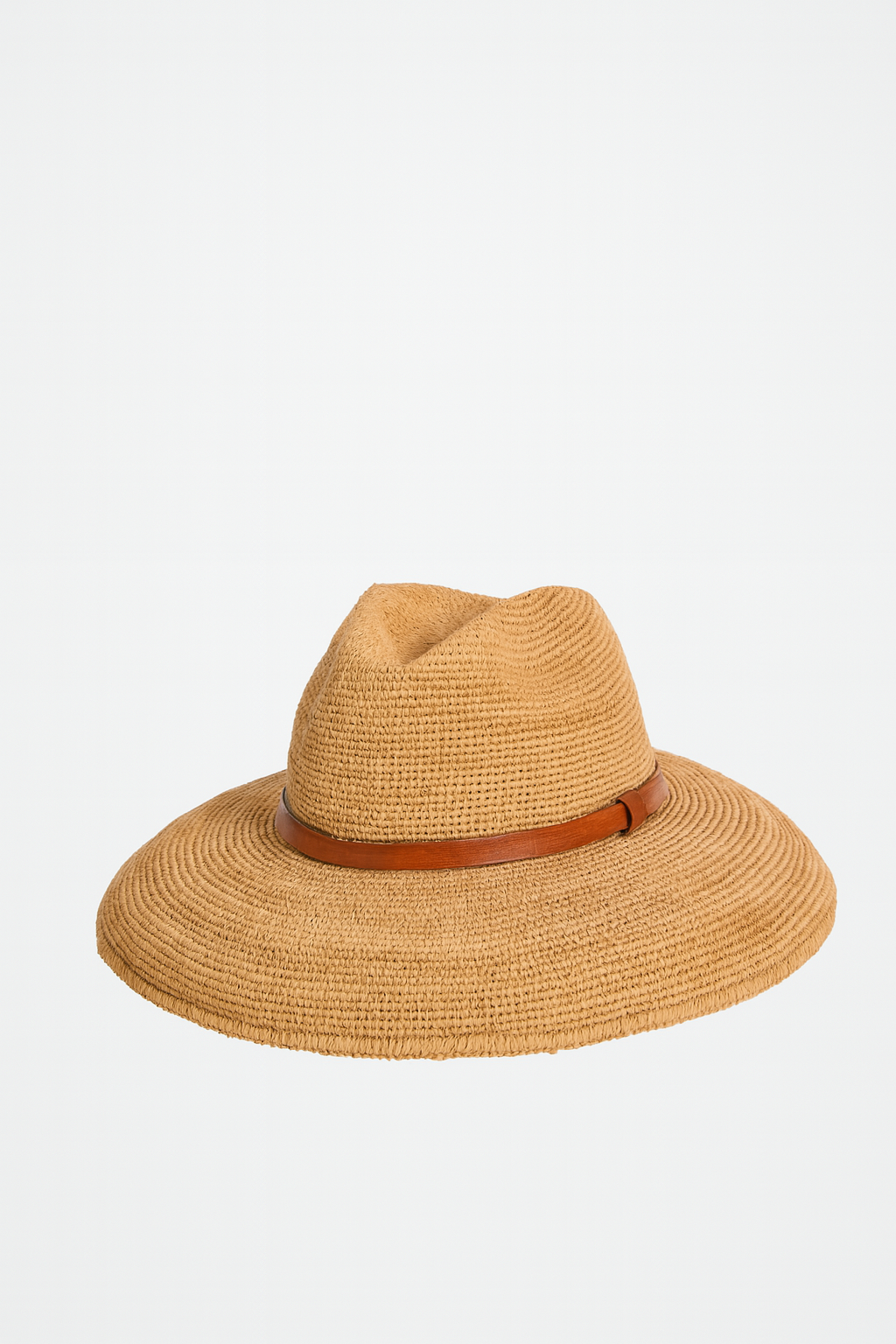 Soren | Sommerhat af flettet rafia med læderstrop - Te - Soren | Sommerhat af flettet rafia med læderstrop - €25 - {{ product_tags }