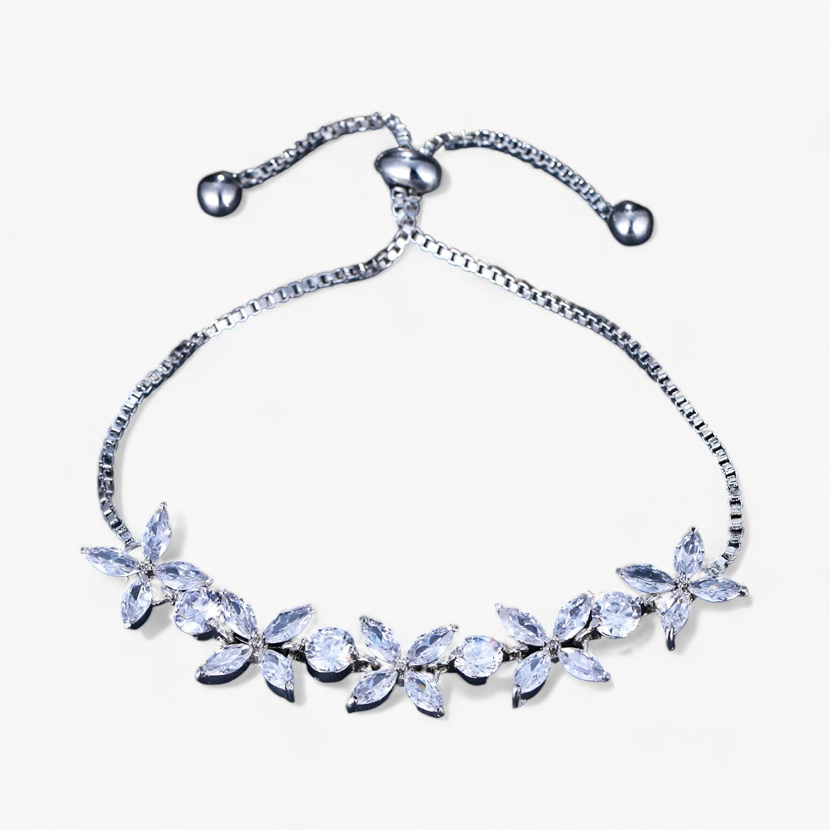 Zirkonia-blomst | Charmarmbånd - Elegant blomsterdesign - Hvid farveB - women's fashion - {{ product_tags }