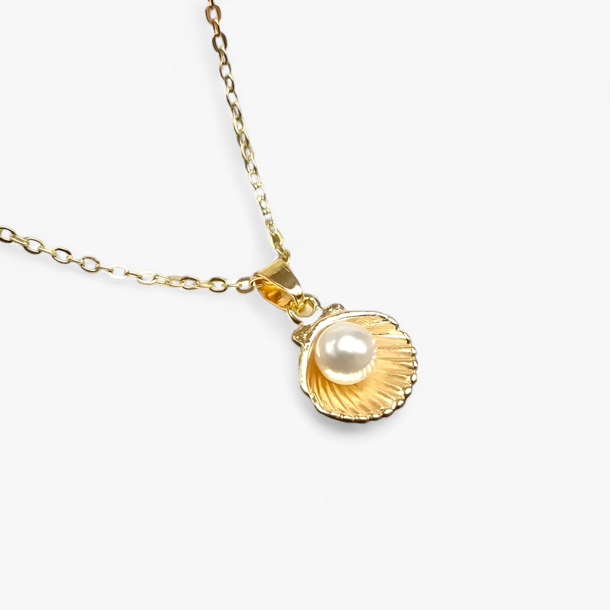 Flieder | Snækkeblæk- og perlehalskæde – Sommerens elegance - Guldskaldyr - women's fashion - {{ product_tags }