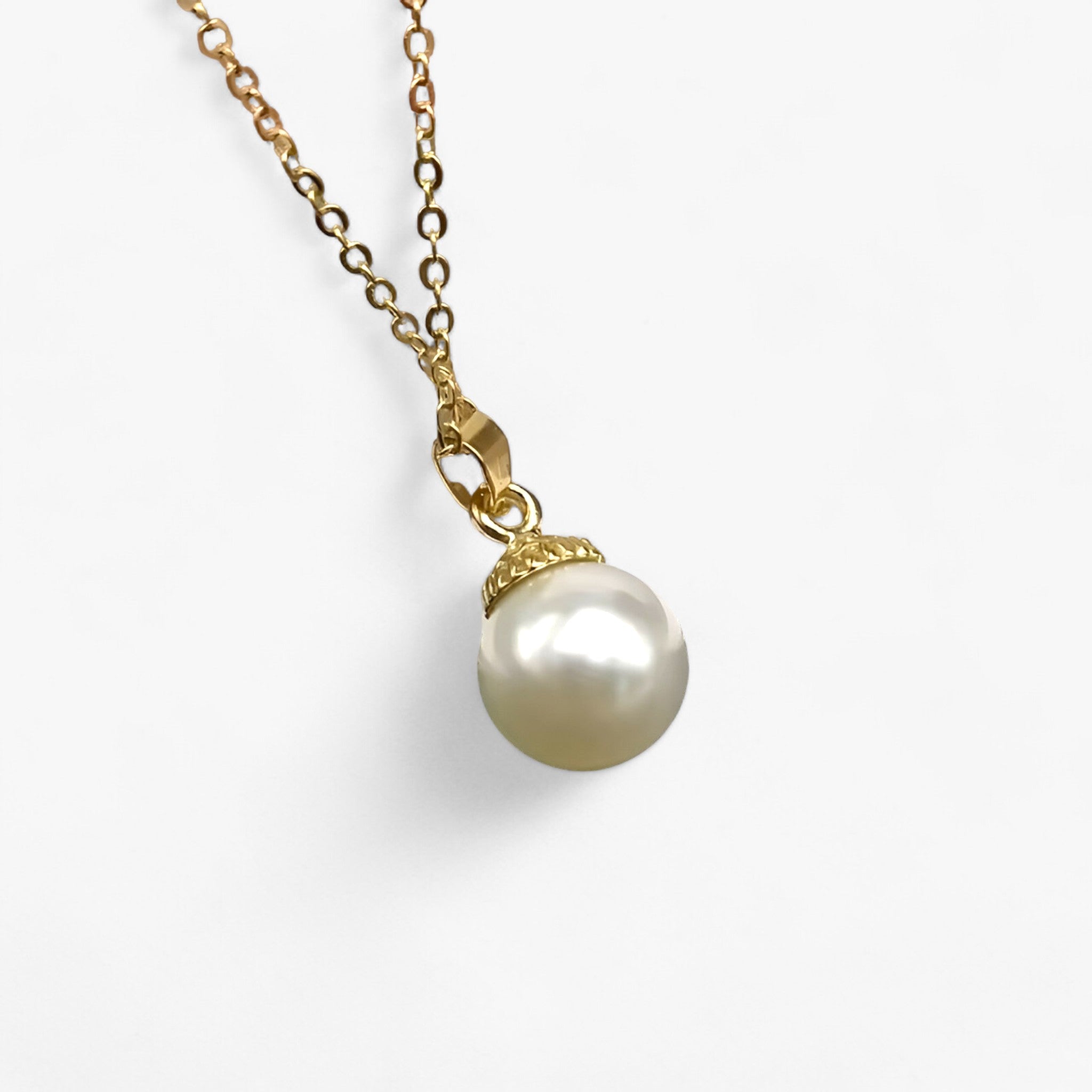 Flieder | Snækkeblæk- og perlehalskæde – Sommerens elegance - Skaldyr - women's fashion - {{ product_tags }