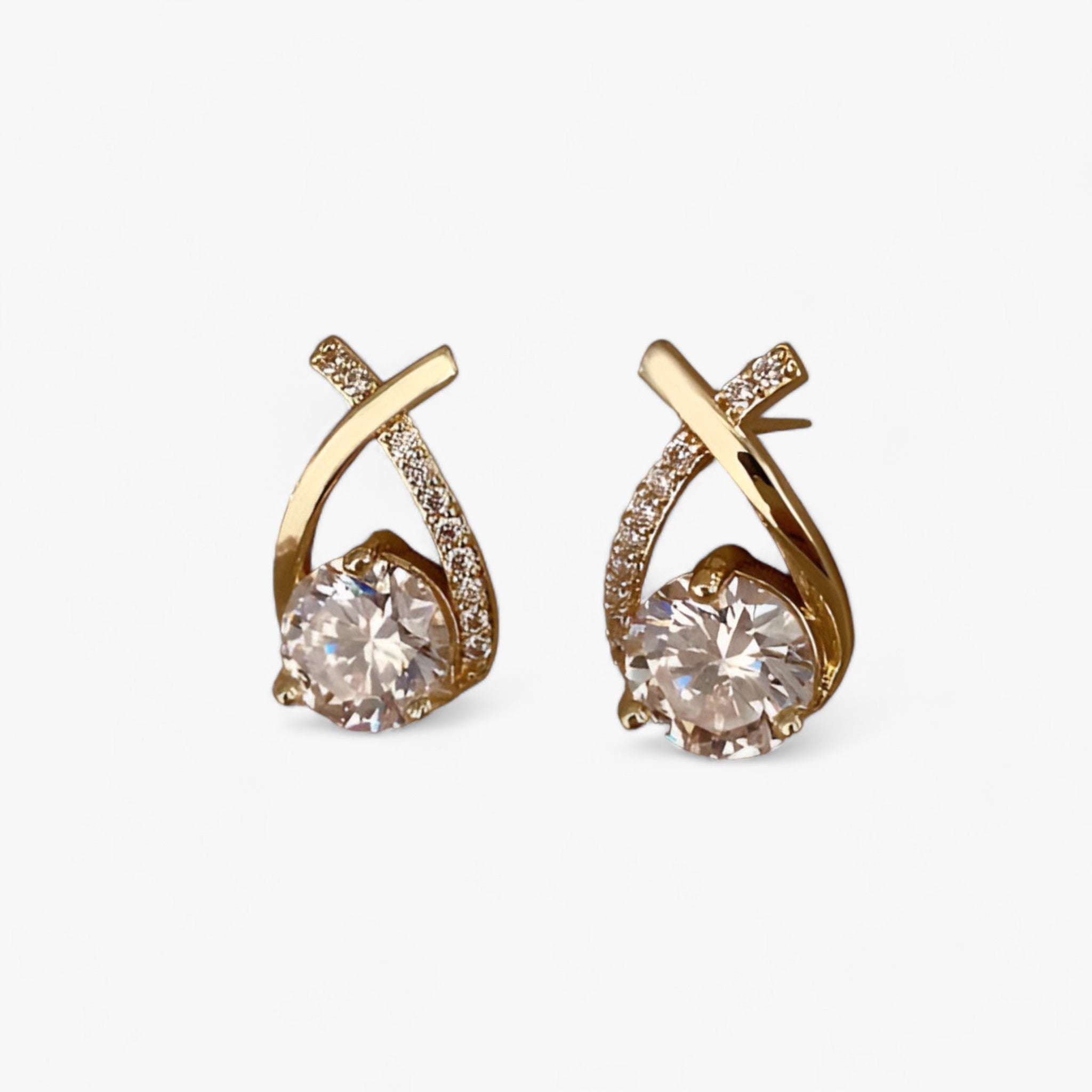 CHARM | Korsstiftøreringe - Luksuriøse detaljer til modetilpassede looks - Guld - women's fashion - {{ product_tags }