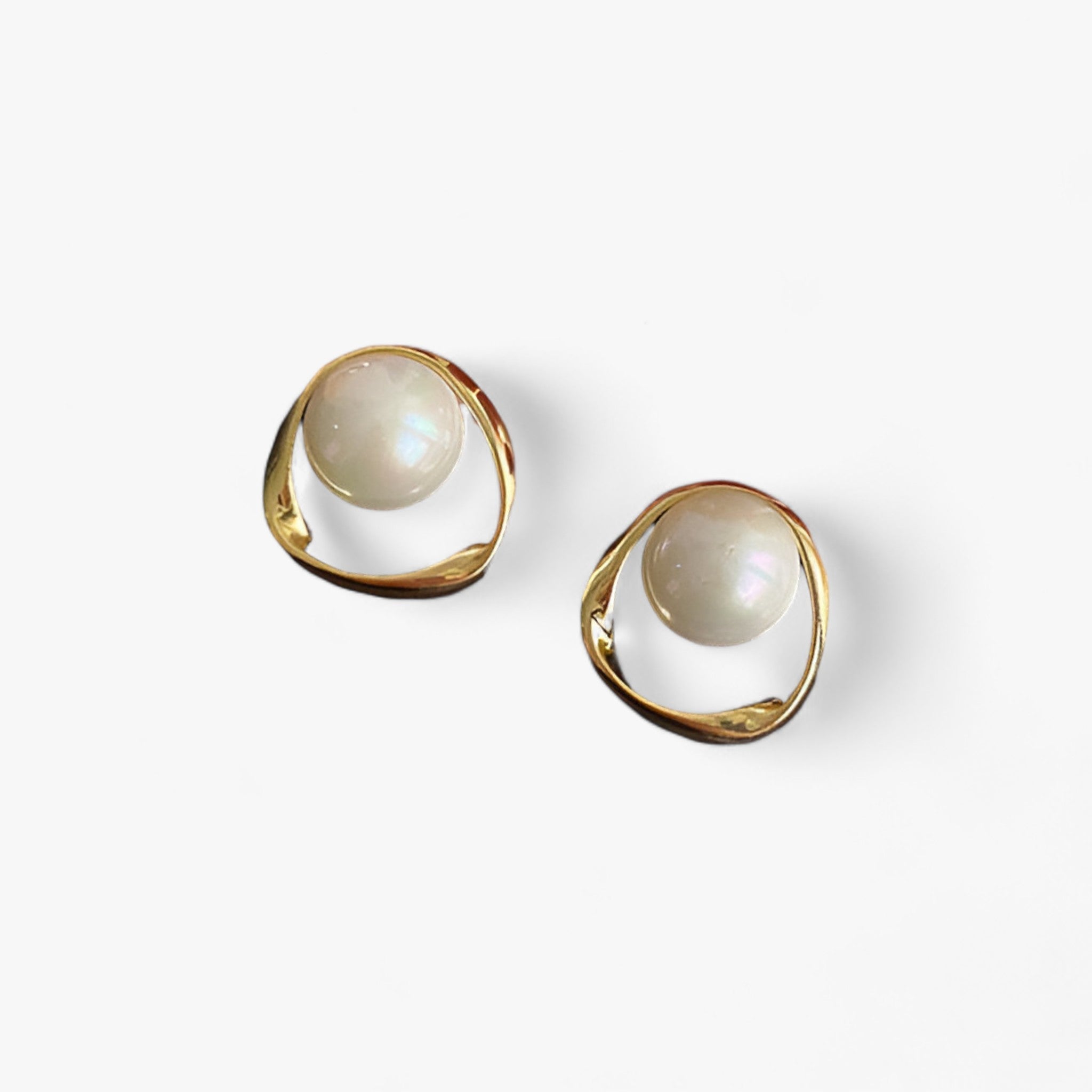 ORLA | Gyldne perleøreringe - Samtidig elegance til alle anledninger - - women's fashion - {{ product_tags }