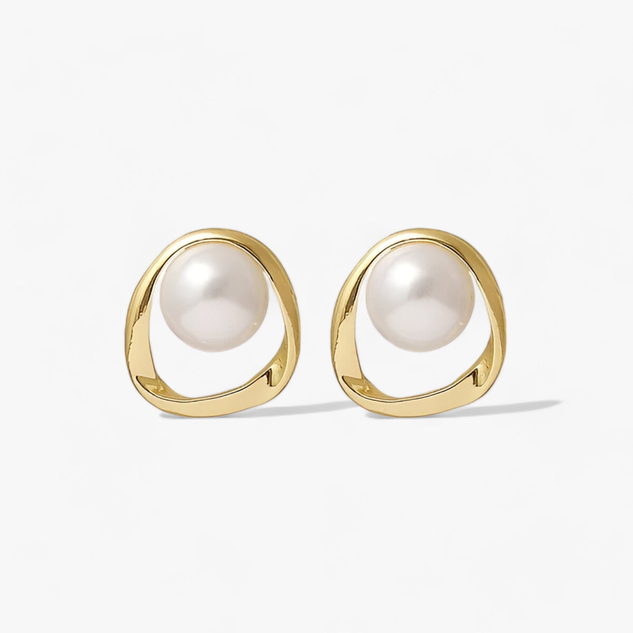 ORLA | Gyldne perleøreringe - Samtidig elegance til alle anledninger - Sølv og guld - women's fashion - {{ product_tags }