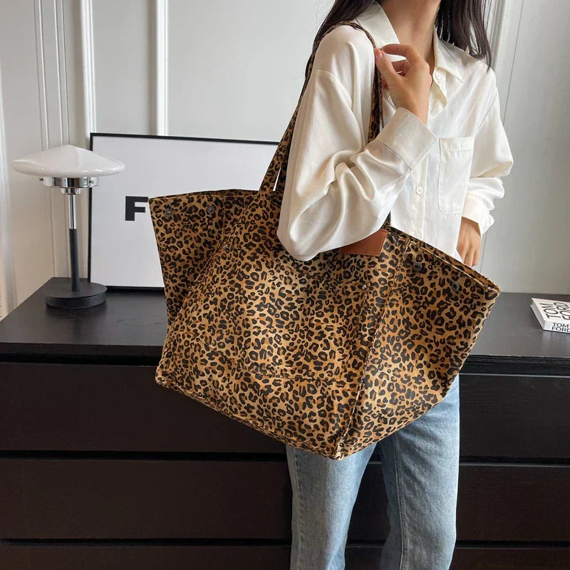 Savannah - stor oversize taske i lærred med leopardprint - Brun - bags - {{ product_tags }
