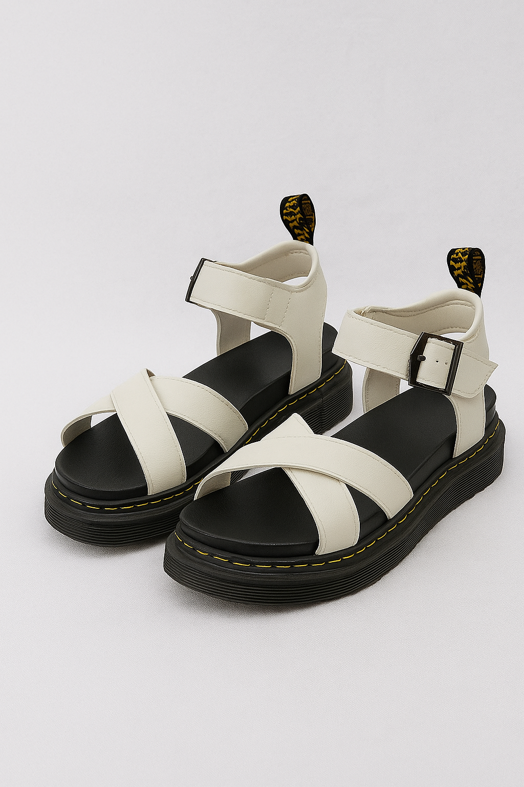 Artemis Plateau-sandaler med spænde - Weiß - Artemis Plateau-sandaler med spænde - €25 - {{ product_tags }