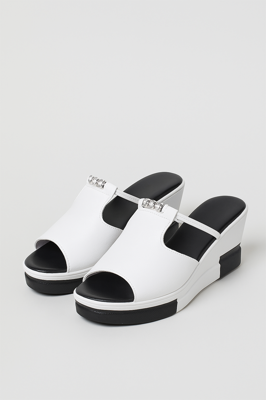 Arianna | Elegant sorte kilehæle med smykkeanordning og tofarvet sål - Hvid - Arianna | Elegant sorte kilehæle med smykkeanordning og tofarvet sål - €25 - {{ product_tags }